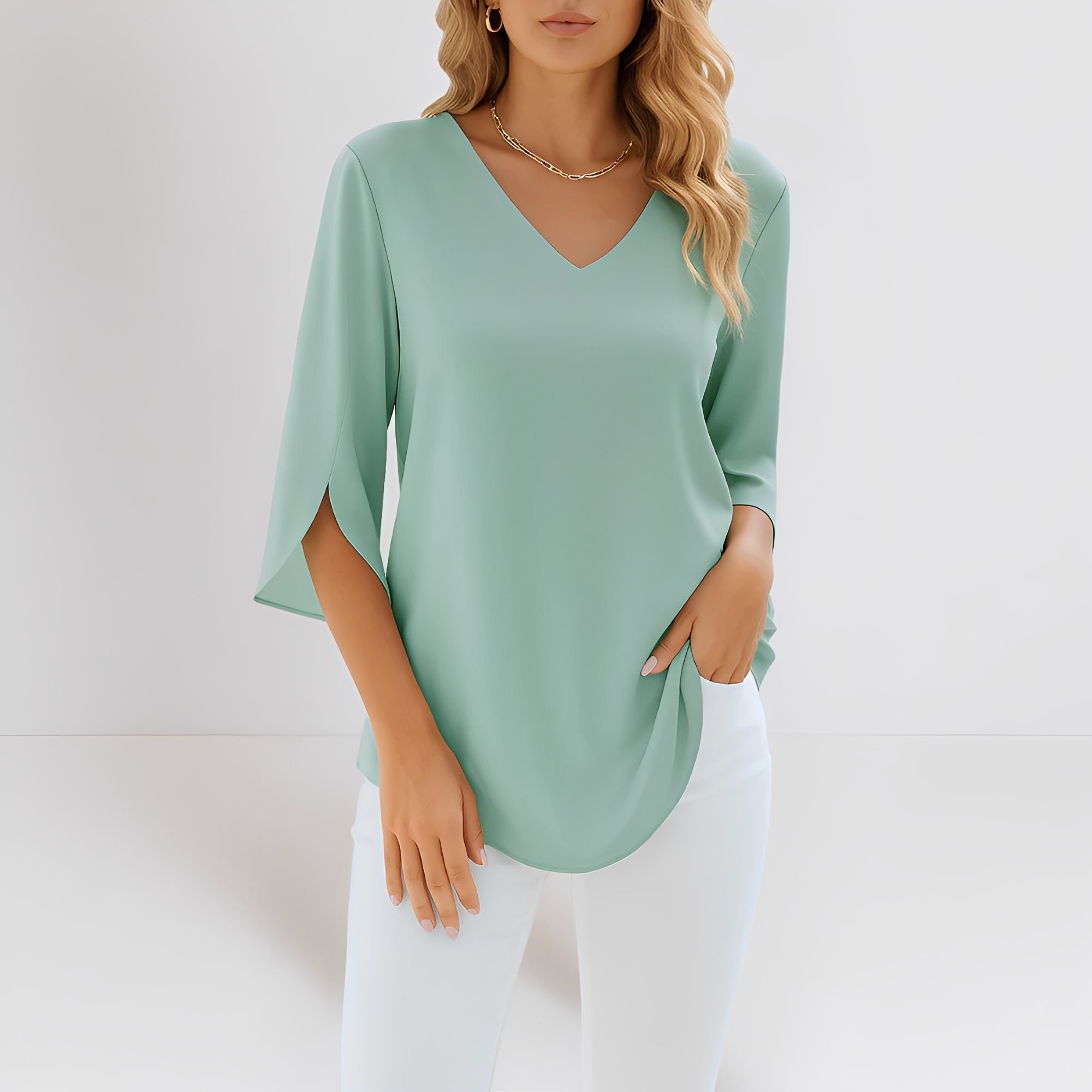 Mira - elegant blus med V-ringning